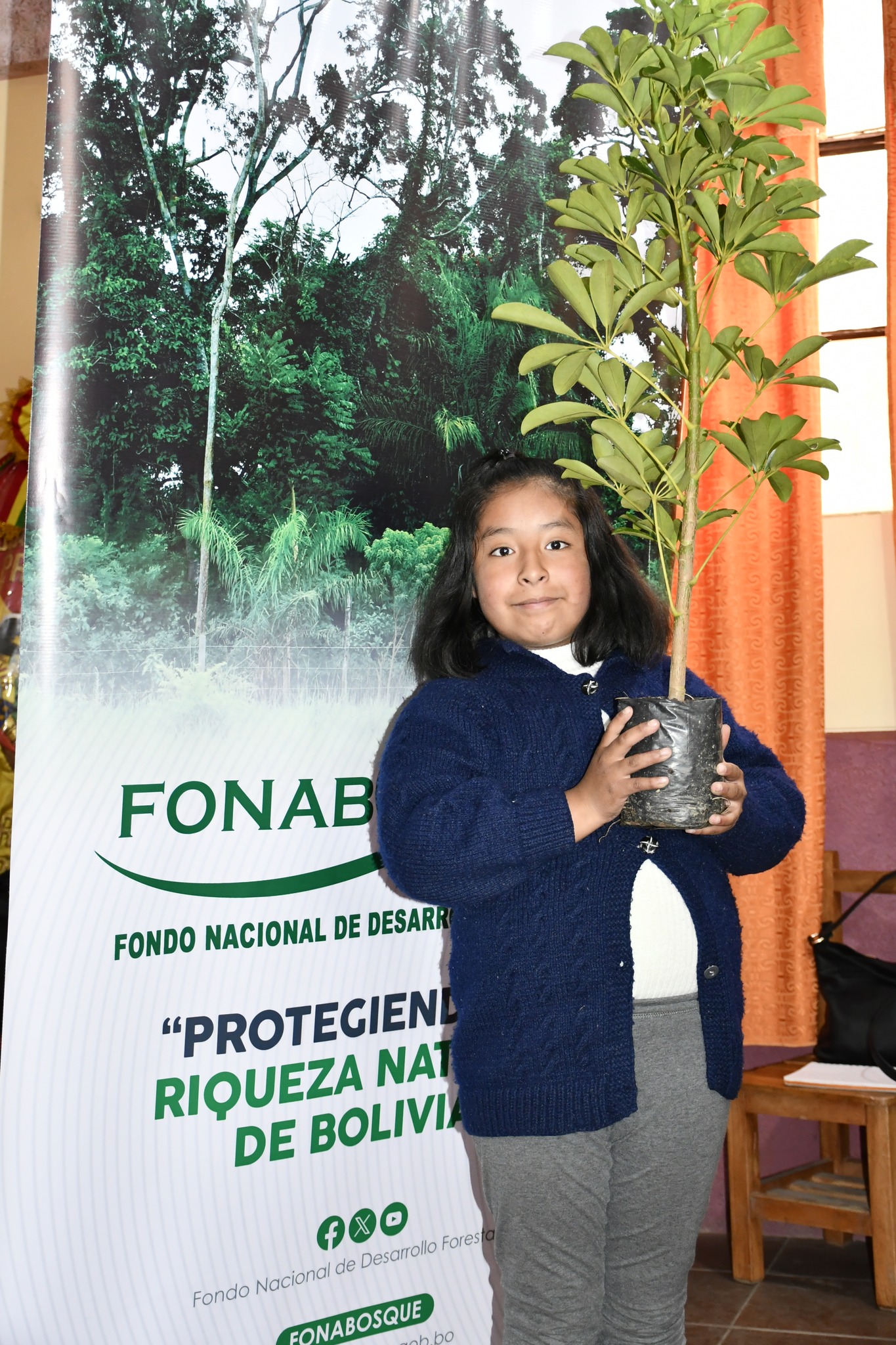 FONABOSQUE CAPACITA A 300 ESTUDIANTES DE EL ALTO EN EL DÍA INTERNACIONAL DE LA MADRE TIERRA 